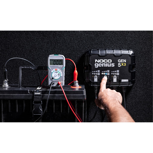 Chargeur de batterie embarqu&eacute; &agrave; 3 sorties de 15 amp&egrave;res Gen5X3 Genius Helyx Safety & Industrial Supplies