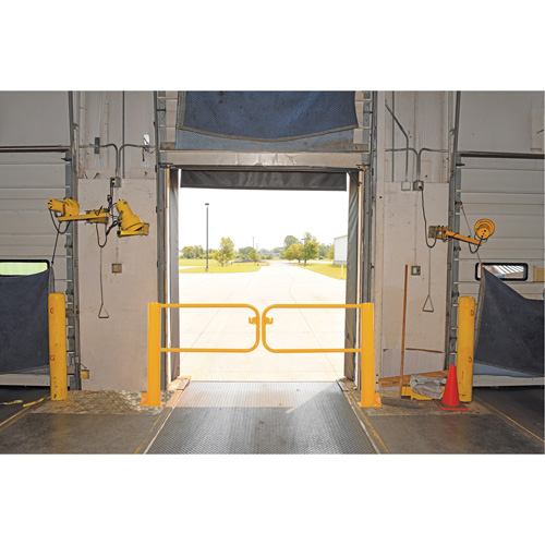 Barri&egrave;re de quai pivotante, 42-1/16" h x 113" la Helyx Safety & Industrial Supplies