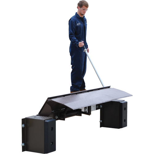 Niveleur de quai m&eacute;canique Edge-O-Dock, 99" la, 72" Largeur de la plateforme, 29" Port&eacute;e Helyx Safety & Industrial Supplies