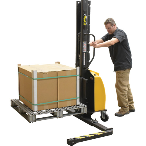 Gerbeur motoris&eacute; avec m&acirc;t &eacute;troit, Fonctionnement &eacute;lectrique, Capacit&eacute; 1000 lb, Lev&eacute;e max 63" Helyx Safety & Industrial Supplies