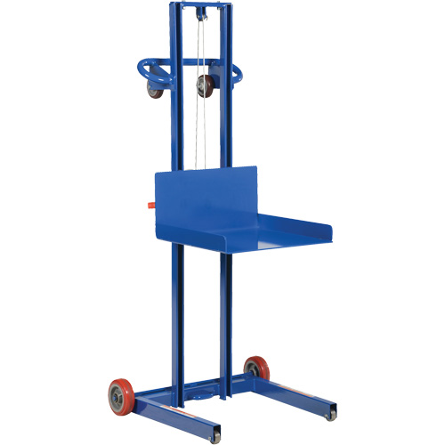 Plateforme &eacute;l&eacute;vatrice &agrave; profil bas pour charge l&eacute;g&egrave;re, M&eacute;canisme Treuil manuel, Capacit&eacute; de 400 lb, Levage max de 55" Helyx Safety & Industrial Supplies