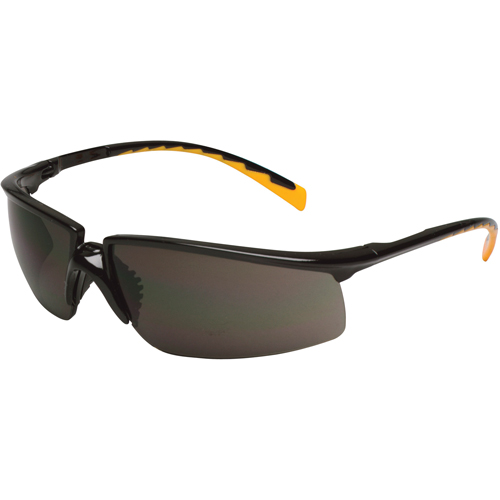 Lunettes de s&eacute;curit&eacute; Privo, Lentille Grise/fum&eacute;e, Antibu&eacute;e, R&eacute;pond ou surpasse la norme CSA Z94.3 Helyx Safety & Industrial Supplies