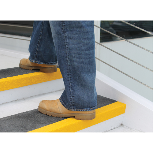 Rebords de marches antid&eacute;rapants Safestep, 10" la x 32" lo, Noir & jaune Helyx Safety & Industrial Supplies