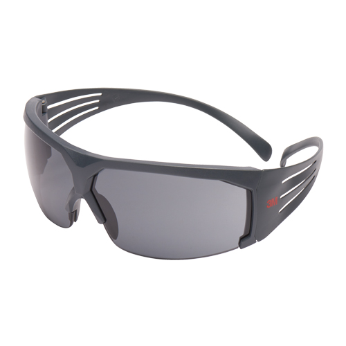 Lunettes de s&eacute;curit&eacute; s&eacute;rie 600 SecureFit, Lentille Gris, Antibu&eacute;e, ANSI Z87+/R&eacute;pond ou surpasse la norme CSA Z94.3 Helyx Safety & Industrial Supplies