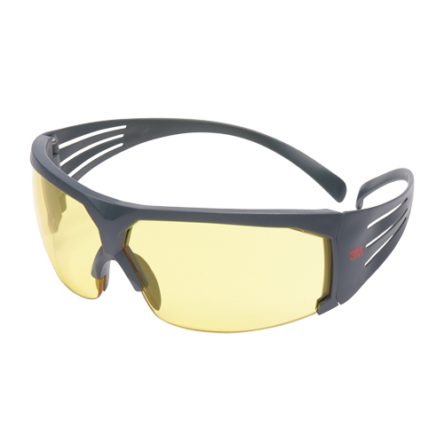 Lunettes de s&eacute;curit&eacute; s&eacute;rie 600 SecureFit, Lentille Ambr&eacute;e, Antibu&eacute;e, ANSI Z87+/R&eacute;pond ou surpasse la norme CSA Z94.3 Helyx Safety & Industrial Supplies