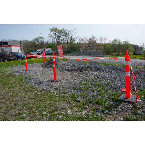 Poteau d&eacute;lin&eacute;ateur de qualit&eacute; sup&eacute;rieure, 42" h, Orange Helyx Safety & Industrial Supplies