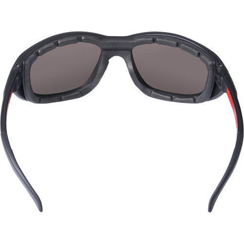Lunettes de s&eacute;curit&eacute; performantes avec joint, Lentille Noir, Polaris&eacute;, R&eacute;pond ou surpasse la norme CSA Z94.3 Helyx Safety & Industrial Supplies