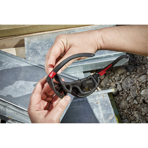 Lunettes de s&eacute;curit&eacute; performantes avec joint, Lentille Noir, Polaris&eacute;, R&eacute;pond ou surpasse la norme CSA Z94.3 Helyx Safety & Industrial Supplies