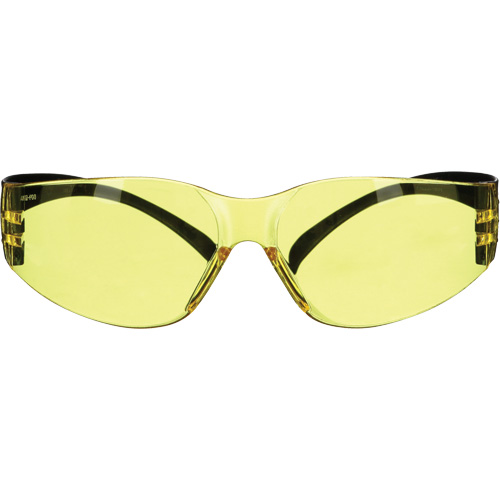 Lunettes de s&eacute;curit&eacute; de s&eacute;rie 100 SecureFit, Lentille Ambr&eacute;e, Antibu&eacute;e/Anti-&eacute;gratignures, ANSI Z87+/R&eacute;pond ou surpasse la norme CSA Z94.3 Helyx Safety & Industrial Supplies