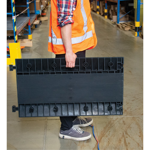 Protecteur de c&acirc;bles en polyur&eacute;thane, 5 canaux, 35,43" lo x 19,69" la x 2" h Helyx Safety & Industrial Supplies
