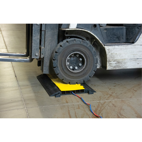 Protecteur de c&acirc;bles en polyur&eacute;thane, 5 canaux, 35,43" lo x 19,69" la x 2" h Helyx Safety & Industrial Supplies