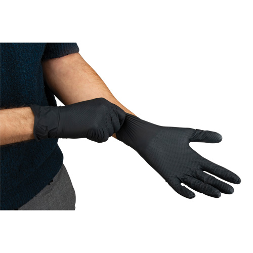 Gants d'examen de poids lourd &agrave; prise tactile, Petit, Nitrile, 8 mils, Sans poudre, Noir, Classe 2 Helyx Safety & Industrial Supplies