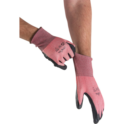 Gants &eacute;cologiques, l&eacute;gers, et r&eacute;sistants &agrave; la coupe, &agrave; haute dext&eacute;rit&eacute;, Taille 7, Calibre 18, Rev&ecirc;tement Mousse de nitrile, Enveloppe en Acier inoxydable/PEHP/rPET, ASTM ANSI niveau A4 Helyx Safety & Industrial Supplies