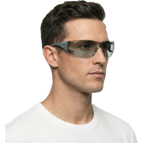 Lunettes de s&eacute;curit&eacute; Adapt Lite, Lentille Int&eacute;rieur/ext&eacute;rieur, Antibu&eacute;e/Anti-&eacute;gratignures, ANSI Z87+/R&eacute;pond ou surpasse la norme CSA Z94.3 Helyx Safety & Industrial Supplies