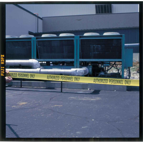 Ruban pour barricade, Anglais, 3" la x 200' lo, 3 mils, Noir sur jaune Helyx Safety & Industrial Supplies