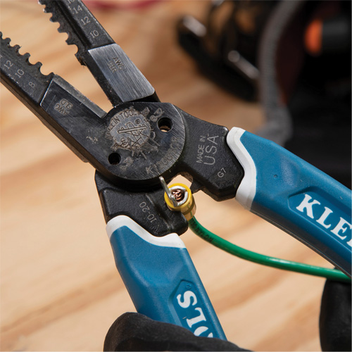 Outil polyvalent Klein-Kurve pour d&eacute;nuder, couper et sertir les fils, 8-1/4" lo, 8 - 20 AWG Helyx Safety & Industrial Supplies