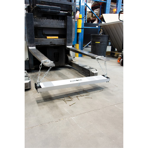 Balais de cour magn&eacute;tique, 36" la Helyx Safety & Industrial Supplies