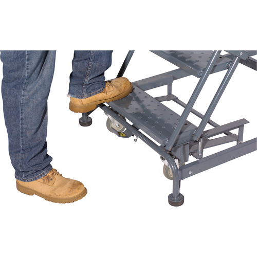 &eacute;chelles roulantes avec pied verrouillable activ&eacute; par le poids, 6 marches, Largeur de la marche 24", Hauteur de la plateforme 60", Acier Helyx Safety & Industrial Supplies