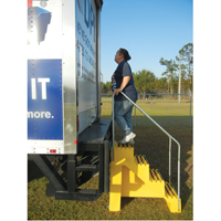 Escabeau industriel, 4 marches, 43" x 22-1/2" x Hauteur 66" Helyx Safety & Industrial Supplies