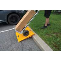 Rampe de trottoir portable en poly pour diable, Capacit&eacute; de 1000 lb, 27" la x 27" lo Helyx Safety & Industrial Supplies