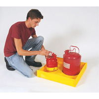 Flexible Ultra-Utility Tray, 12" lo x 12" la x 4,8" h, Cap. de d&eacute;versement 1,5 gal. US Helyx Safety & Industrial Supplies