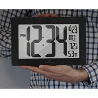 Horloge murale &agrave; r&eacute;glage et ajustement automatiques avec support, Num&eacute;rique, &agrave; piles, Noir Helyx Safety & Industrial Supplies