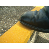 Rebords de marches antid&eacute;rapants Safestep, 2,75" la x 59" lo, Jaune Helyx Safety & Industrial Supplies