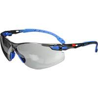 Lunettes de s&eacute;curit&eacute; Solus avec lentilles Scotchgard, Lentille Grise/fum&eacute;e, Antibu&eacute;e, R&eacute;pond ou surpasse la norme CSA Z94.3 Helyx Safety & Industrial Supplies