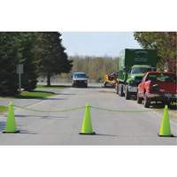 Ensemble de c&ocirc;nes de signalisation et chaînes, 28", Orange, Bande(s) r&eacute;fl&eacute;chissante(s) 4" & 6" Helyx Safety & Industrial Supplies