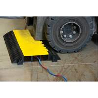 Protecteur de c&acirc;bles en polyur&eacute;thane, 3 canaux, 35,43" lo x 19,69" la x 3" h Helyx Safety & Industrial Supplies
