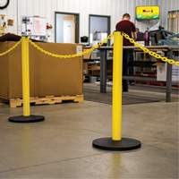 Ensemble de montants industriels avec chaîne en plastique, Hauteur de 37", Rouge Helyx Safety & Industrial Supplies