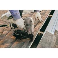 Cloueuse pneumatique &agrave; rouleau 15° pour toiture Helyx Safety & Industrial Supplies