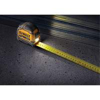 Ruban &agrave; mesurer TOUGHSERIES &agrave; lampe, 26'/8 m, Marques de goujon Imp&eacute;rial & m&eacute;trique Helyx Safety & Industrial Supplies