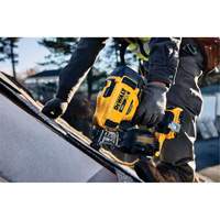 15° Cordless Coil Roofing Nailer Kit, 20 V, Lithium-Ion Helyx Safety & Industrial Supplies