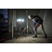 Lampe de travail &agrave; DEL professionnelle &agrave; panneaux pliants lumens sans fil 18V sur tr&eacute;pied, DEL, 3600 lumens Helyx Safety & Industrial Supplies